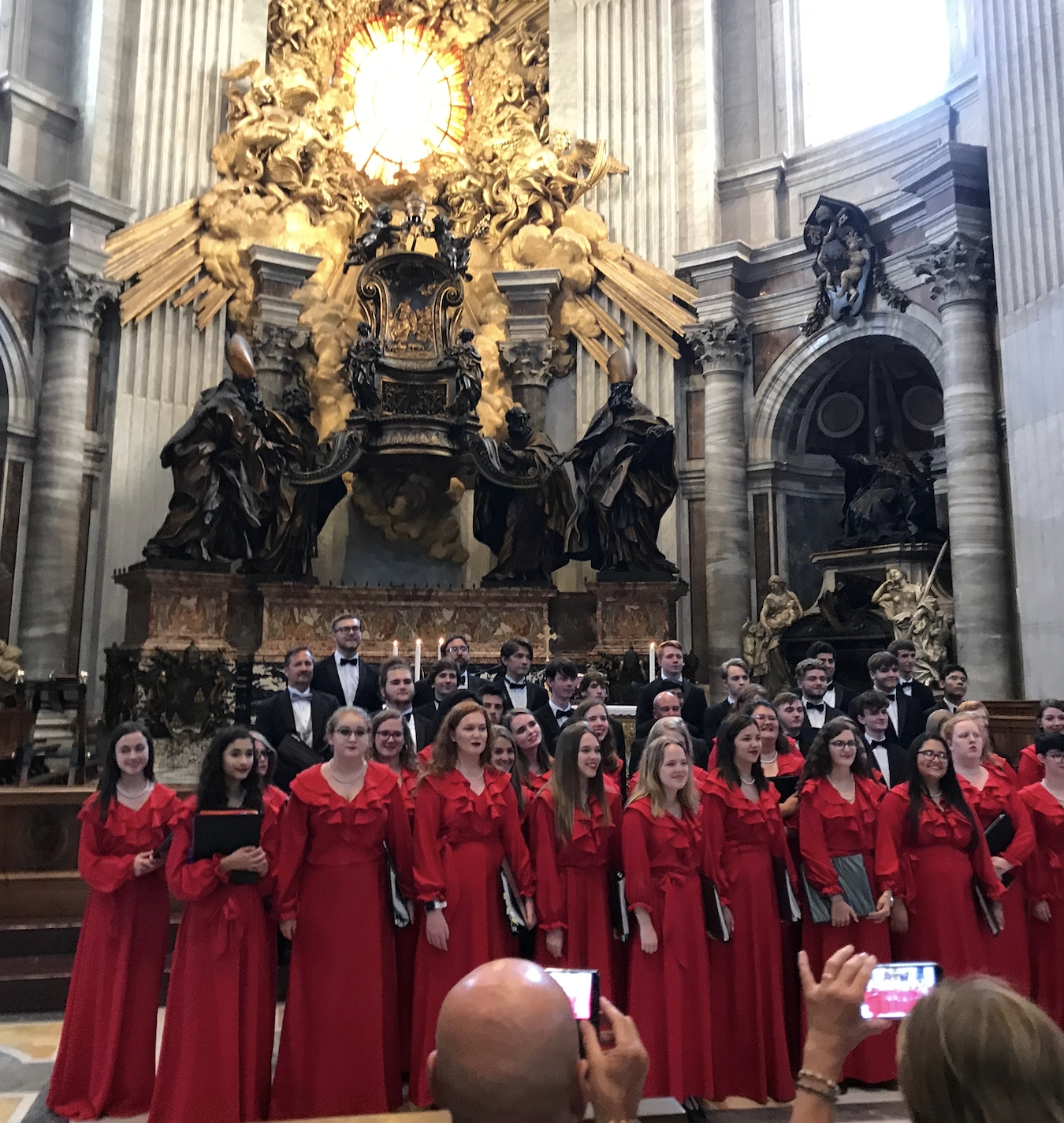 If you’ve ever wondered how great singers always seem to hit the right notes, blend beautifully with others, or improvise effortlessly, the answer lies in a skill called ear training. While vocal technique gets a lot of attention, a well-trained ear is just as important, it’s what allows a singer to truly understand and control sound.
